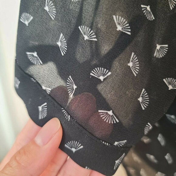 H&M Blouse Size 2 Womens Black Fan Print Chiffon Hidden Button Front Casual Work - Picture 4 of 12